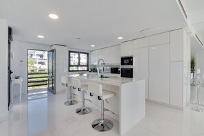 Réfrigérateur, micro-ondes, four, plaque de cuisson