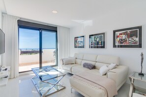 TV - Apartment 'Modern 3 Bed, Sea View and Pool' with Shared Pool, Wi-Fi and Air Conditioning (Estepona)