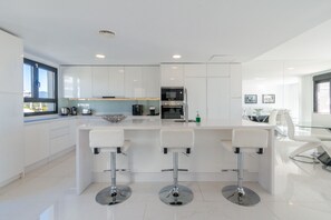 Fridge, microwave, oven, stovetop - Apartment 'Modern 3 Bed, Sea View and Pool' with Shared Pool, Wi-Fi and Air Conditioning (Estepona)