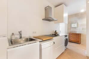 Fridge, microwave, stovetop, coffee/tea maker - Apartment 'Suite 1' with Wi-Fi and Air Conditioning (Mahón)