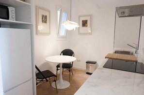 Kylskåp, mikrovågsugn, spishäll och kaffe- och tebryggare