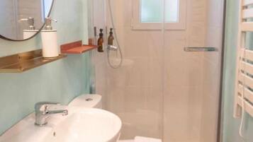 Suihku, hiustenkuivaaja, pyyhkeet