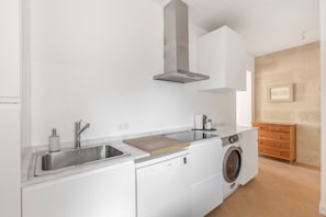 Réfrigérateur, micro-ondes, plaque de cuisson, lave-vaisselle