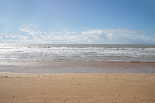 Guest House 'Chambre Sous Les Mimosas 2kms Plage' with Private Terrace, Shared Garden and Wi-Fi