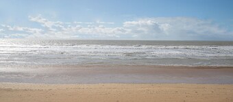 Guest House 'Chambre Sous Les Mimosas 2kms Plage' with Private Terrace, Shared Garden and Wi-Fi