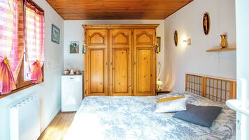 1 bedroom, free WiFi, bed sheets