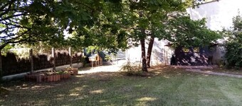 Guest House 'Chambre Sous Les Mimosas 2kms Plage' with Private Terrace, Shared Garden and Wi-Fi