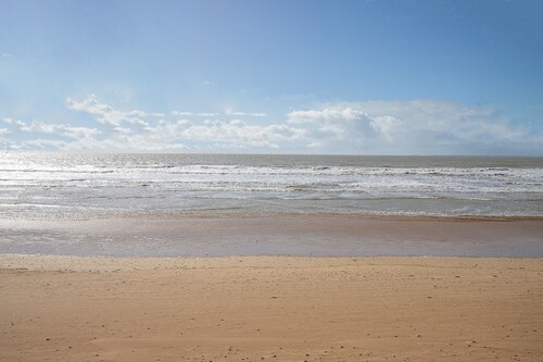 Guest House 'Chambre Sous Les Mimosas 2kms Plage' with Private Terrace, Shared Garden and Wi-Fi