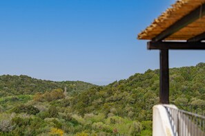 A view of a lush green landscape with a wooden structure in the foreground. - Apartment 'Appartamento Sea View' with Shared Pool, Private Terrace and Air Conditioning (Arzachena)