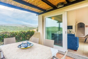 Outdoor dining - Apartment 'Appartamento Sea View' with Shared Pool, Private Terrace and Air Conditioning (Arzachena)