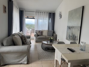 TV - Apartment 'Appartamento Sea View' with Shared Pool, Private Terrace and Air Conditioning (Arzachena)