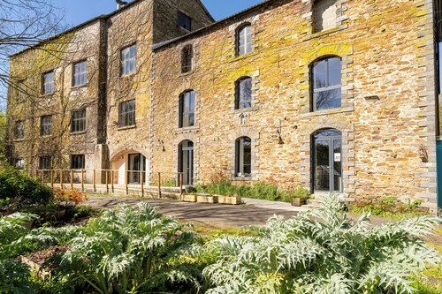 Cottage 'L'erdre Au Moulin' with Private Terrace, Shared Garden and Wi-Fi