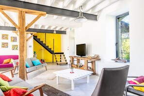 Televisión, reproductor de DVD y estéreo 