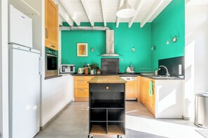 Køleskab, mikrobølgeovn, ovn, kogeplade