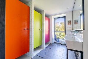 Shower, hair dryer - Cottage 'L'erdre Au Moulin' with Private Terrace, Shared Garden and Wi-Fi (Joué-sur-Erdre)