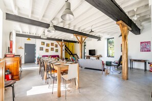 Dining - Cottage 'L'erdre Au Moulin' with Private Terrace, Shared Garden and Wi-Fi (Joué-sur-Erdre)