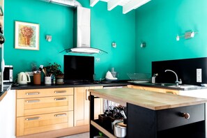 Fridge, microwave, oven, stovetop - Cottage 'L'erdre Au Moulin' with Private Terrace, Shared Garden and Wi-Fi (Joué-sur-Erdre)