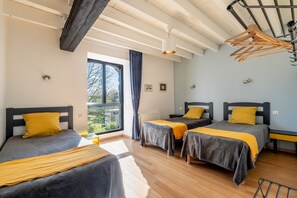 5 bedrooms, iron/ironing board, free WiFi, bed sheets