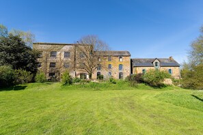 Exterior - Cottage 'L'erdre Au Moulin' with Private Terrace, Shared Garden and Wi-Fi (Joué-sur-Erdre)