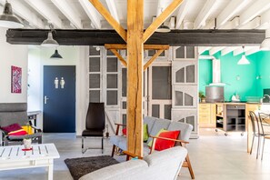 TV, DVD player, stereo - Cottage 'L'erdre Au Moulin' with Private Terrace, Shared Garden and Wi-Fi (Joué-sur-Erdre)