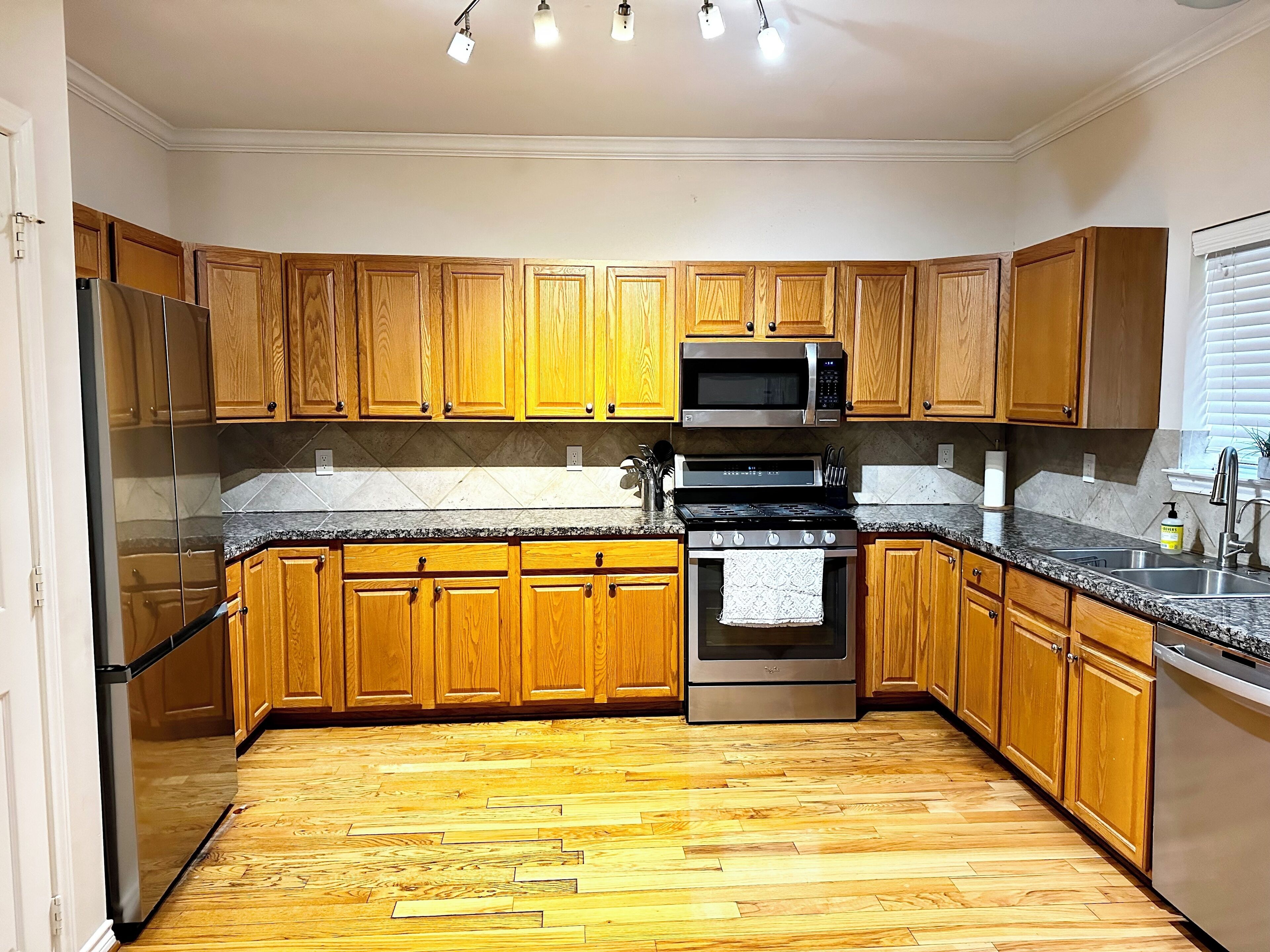 Centrally and spacious modern townhome that is minutes to downtown and Galleria