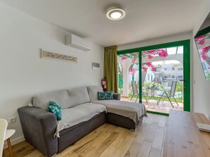 TV - Vacation Apartment 'Elegante Apartamento 5 Min De Playa' with Shared Pool (San Bartolomé de Tirajana)