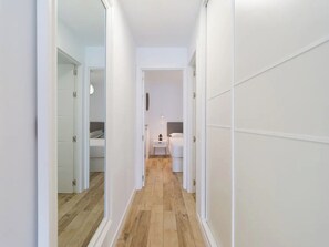 2 عدّة غرف نوم وواي فاي مجانًا وملاءات أسرّة