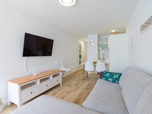 TV - Vacation Apartment 'Elegante Apartamento 5 Min De Playa' with Shared Pool (San Bartolomé de Tirajana)