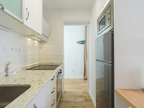 Fridge, microwave, oven, stovetop - Vacation Apartment 'Elegante Apartamento 5 Min De Playa' with Shared Pool (San Bartolomé de Tirajana)