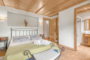 5 chambres, fer et planche à repasser, accès au Wi-Fi (inclus)