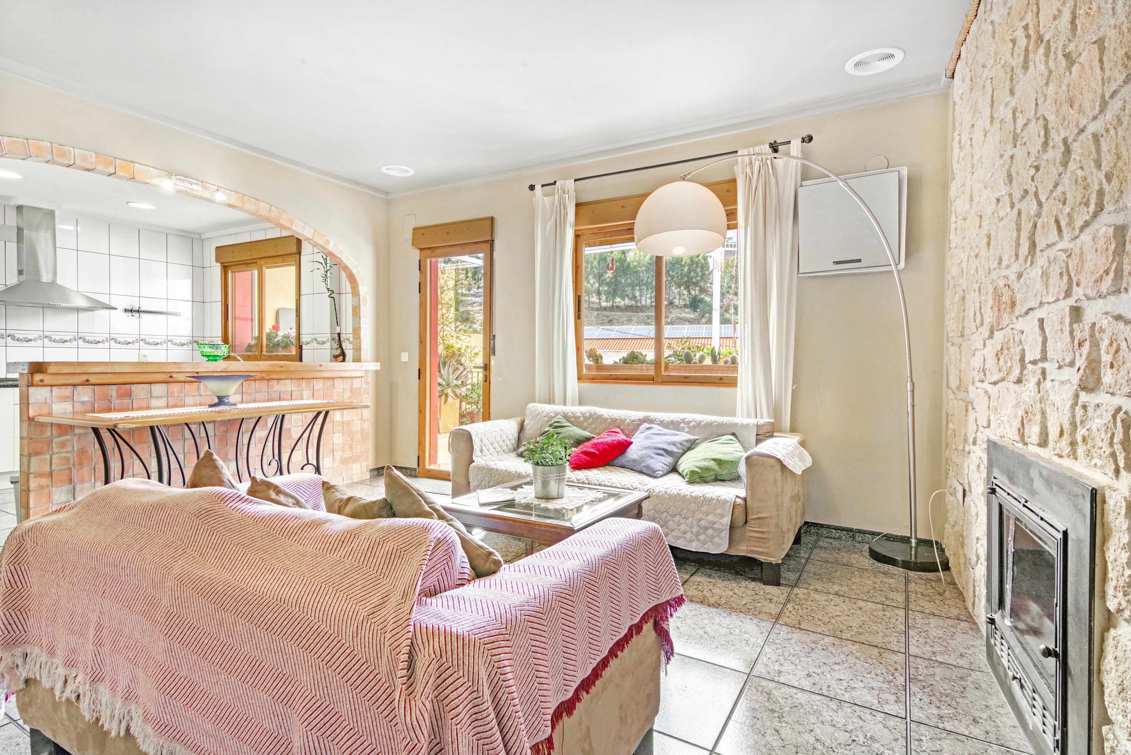 Een televisie en een open haard