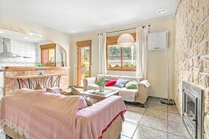 Televisión y chimenea 