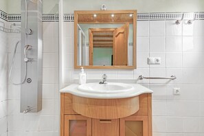 Shower, hair dryer, towels