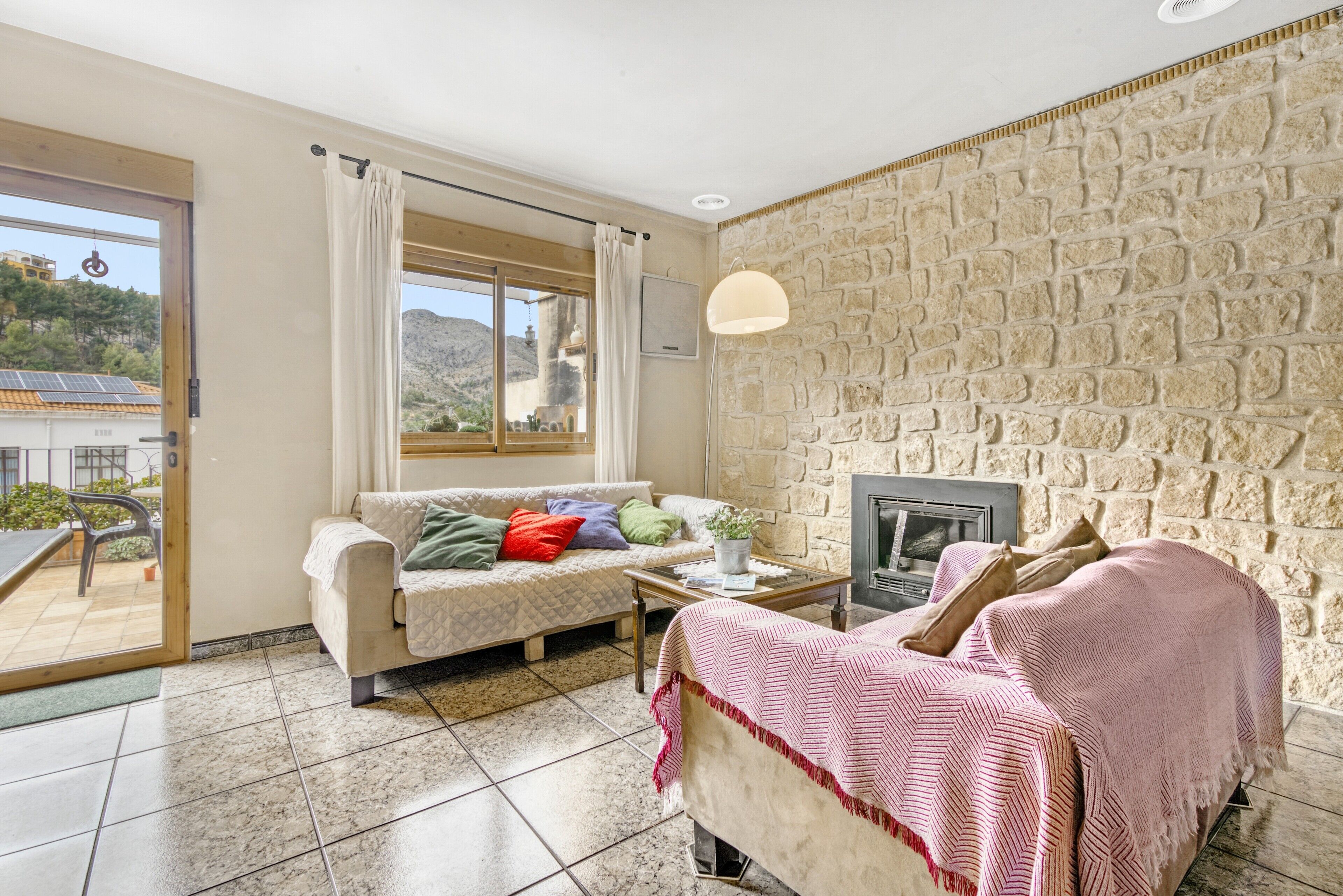 Een televisie en een open haard