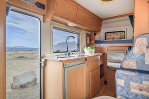 Frigorifero, piano cottura, lavastoviglie, macchina per tè/caffè