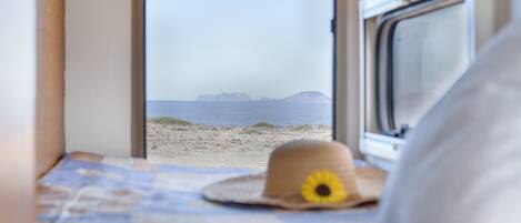 1 bedroom, bed sheets