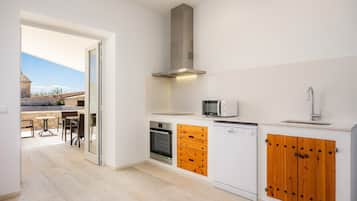 Køleskab, mikrobølgeovn, ovn, kogeplade