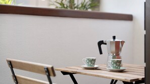 Ein Holztisch mit einer Kaffeemaschine und einer Tasse auf einem Untertasse.