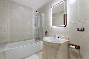 Regadera, secadora de cabello, toallas 