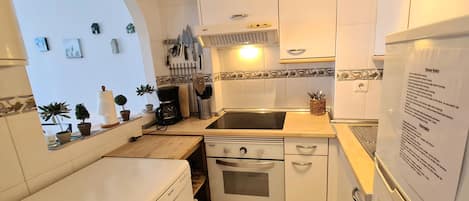 冷蔵庫、電子レンジ、オーブン、コンロ