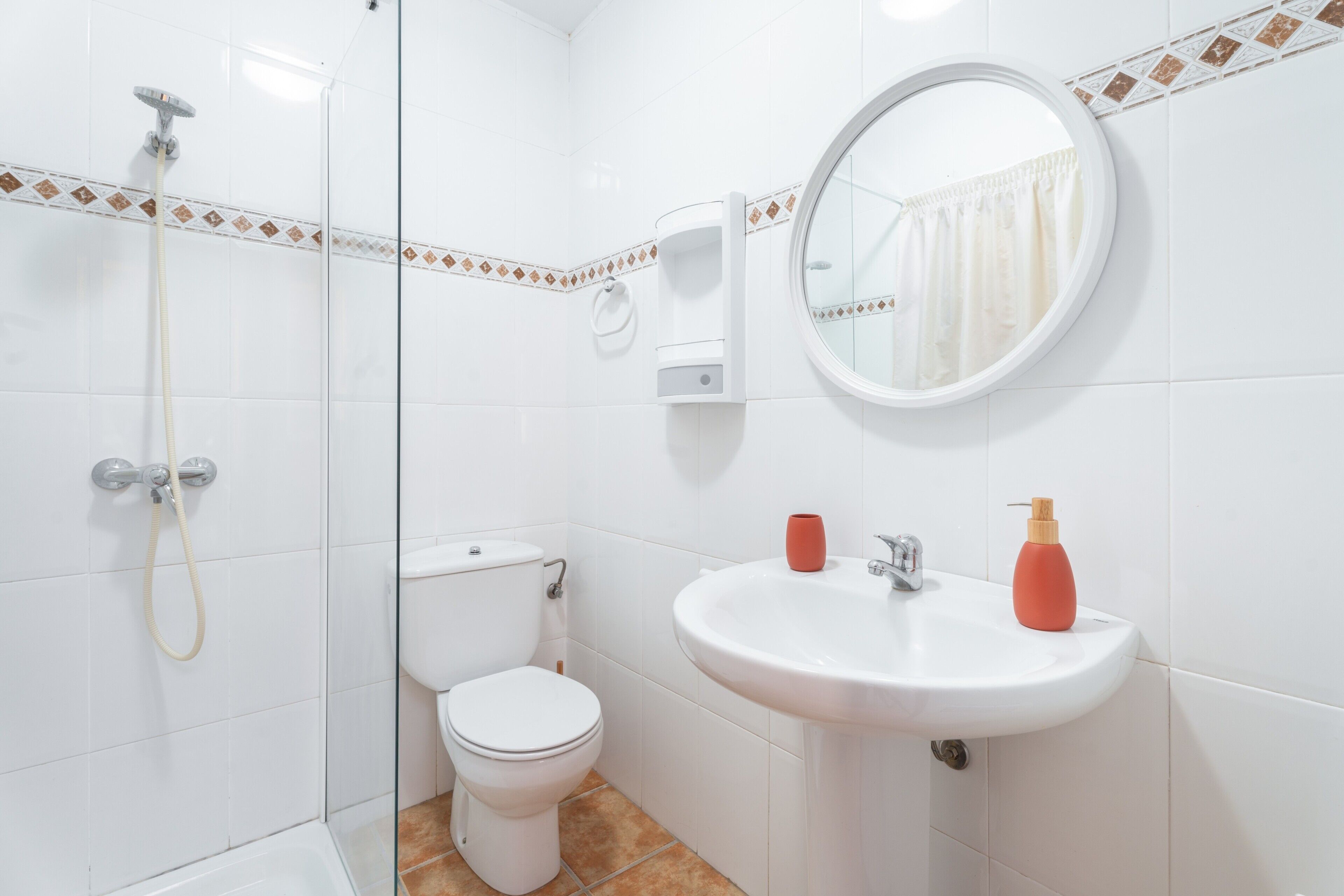 Een douche, een haardroger, handdoeken