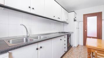 Jääkaappi, mikroaaltouuni, uuni, liesi