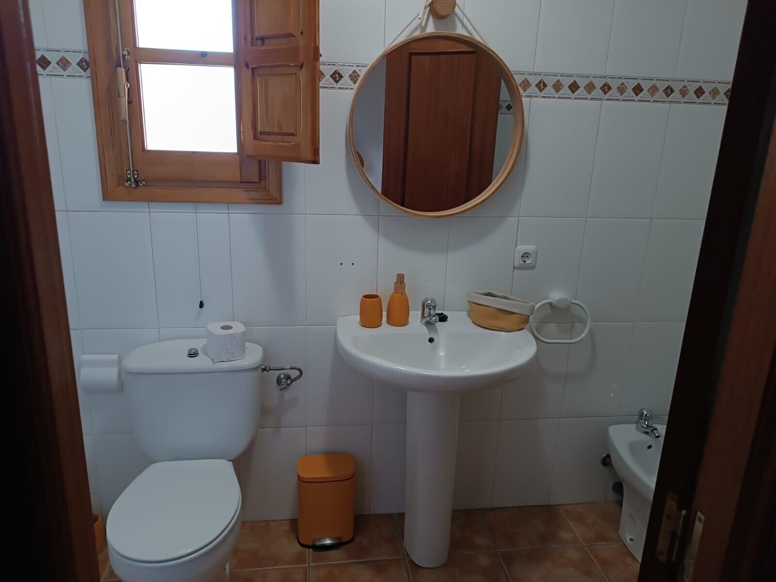 Regadera, secadora de cabello, toallas 