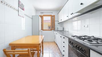 Frigorífico, microondas, horno y placa de cocina