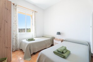 4 bedrooms, iron/ironing board, WiFi, bed sheets