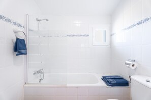 Shower, hair dryer, towels - Apartment 'Antiga Escola Pla Del Sabater' with Mountain View, Private Terrace and Private Garden (Culla)