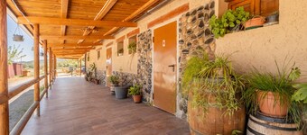 Wohnwagen 'Bungalow 2' mit Bergblick, WLAN und Klimaanlage