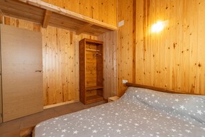 2 bedrooms, free WiFi - Caravan 'Bungalow 3' with Mountain View, Wi-Fi and Air Conditioning (Alós de Balaguer)