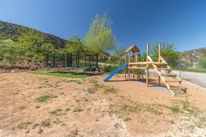 Children’s area - Caravan 'Bungalow 3' with Mountain View, Wi-Fi and Air Conditioning (Alós de Balaguer)