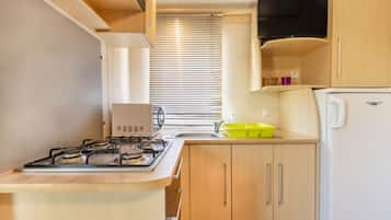 Frigorífico, microondas, placa de cocina y utensilios de cocina